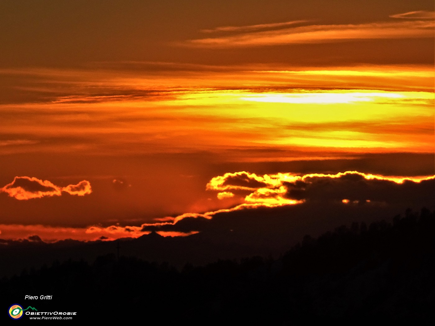 79 Cielo e nubi colorati di rosso tramonto.JPG